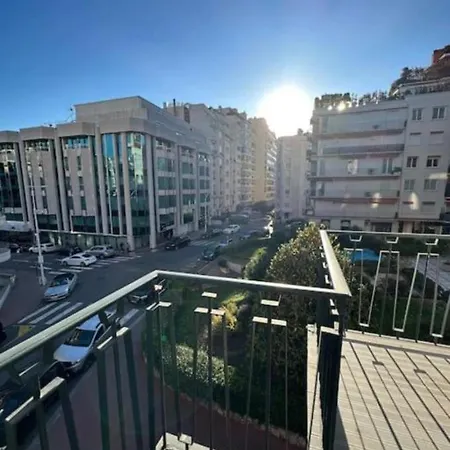 La Sainte Astreuse - Checkin Autonome Cannes